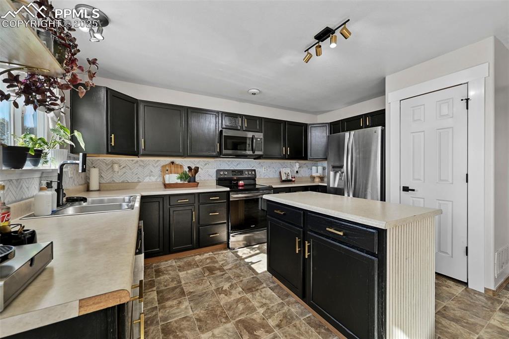 Image 12 of 31: Kitchen