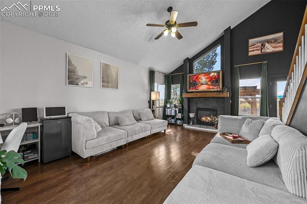 Image 13 of 31: Living Room