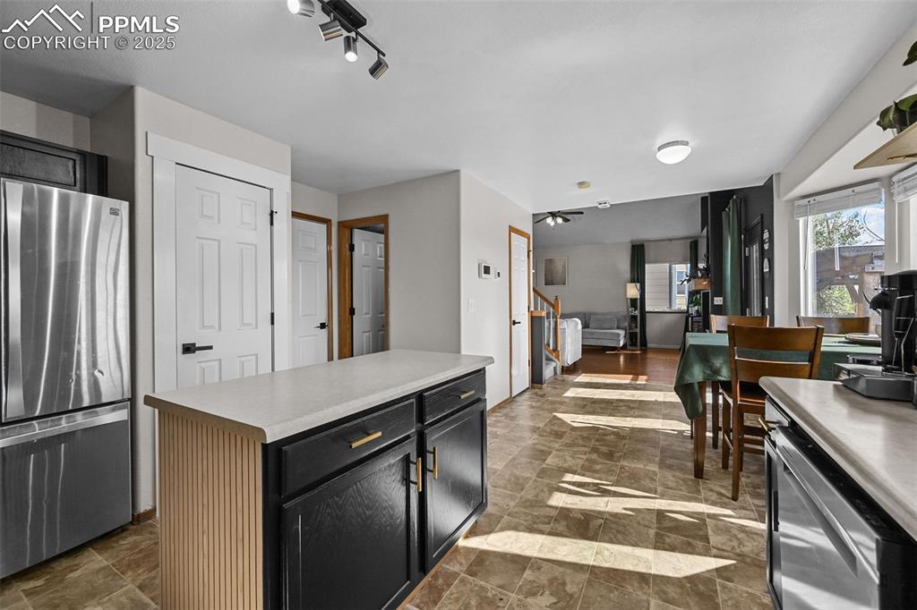 Image 14 of 31: Kitchen