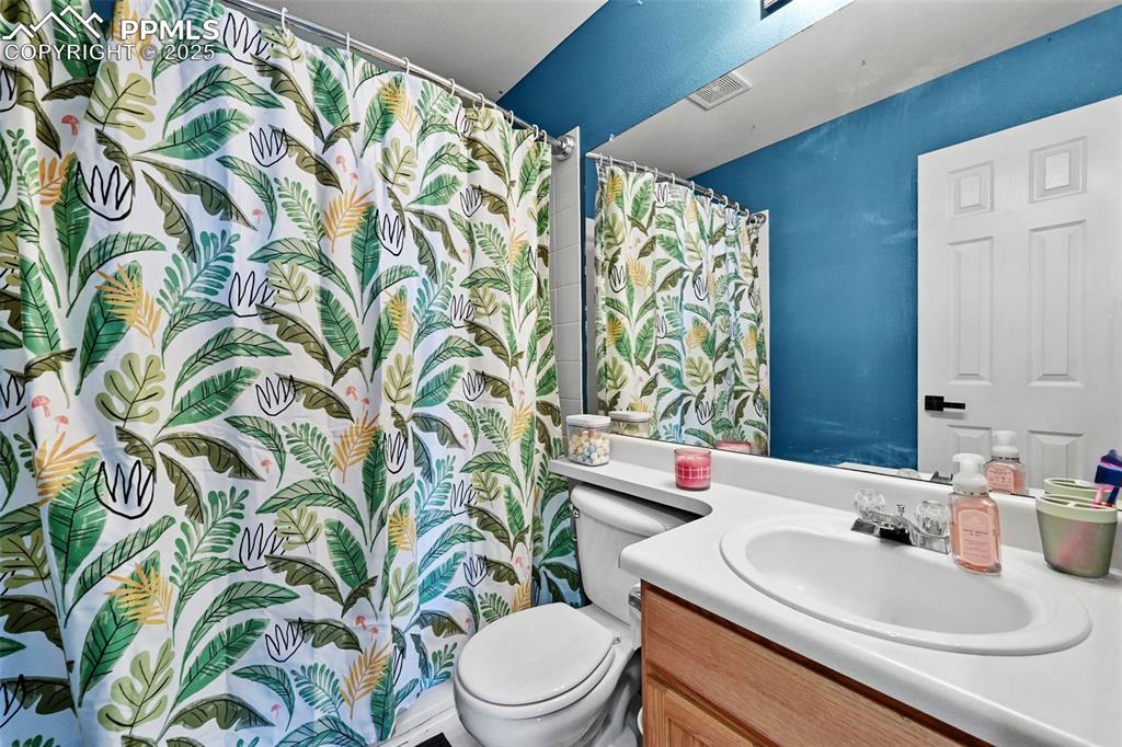 Image 21 of 31: Bathroom