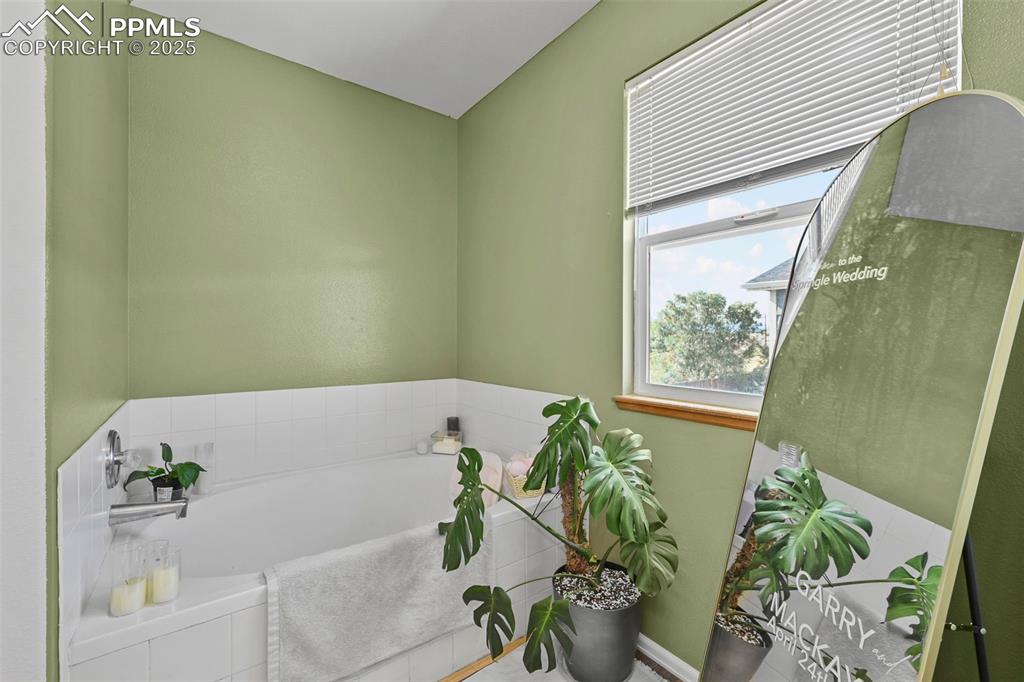 Image 22 of 31: Bathroom