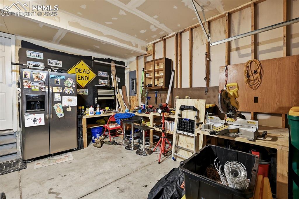 Image 23 of 31: Garage