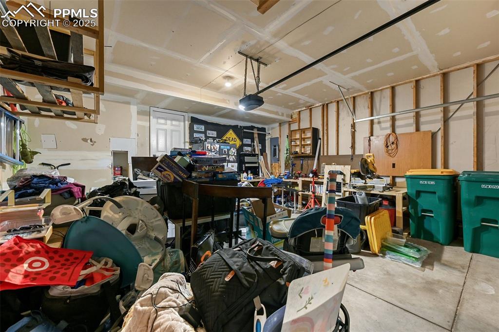 Image 24 of 31: Garage