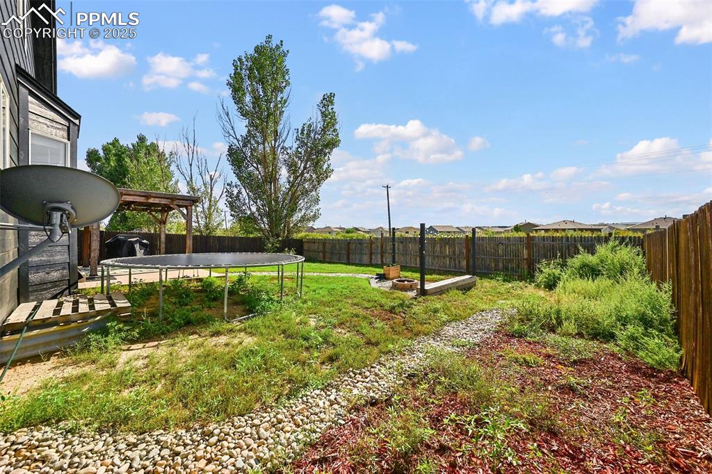 Image 26 of 31: Yard