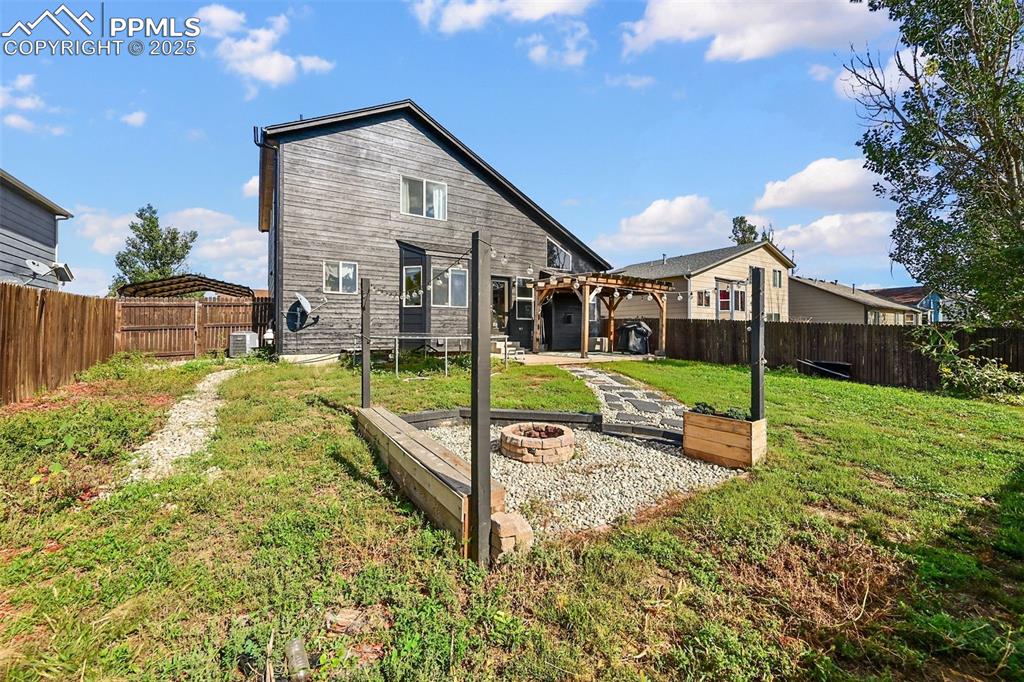 Image 27 of 31: Back of Structure