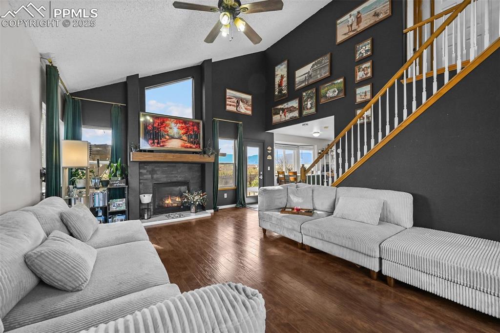 Image 3 of 31: Living Room