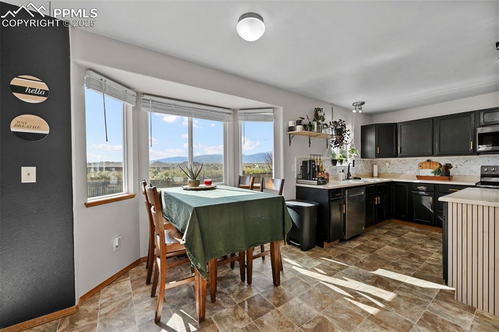 Image 5 of 31: Dining Area