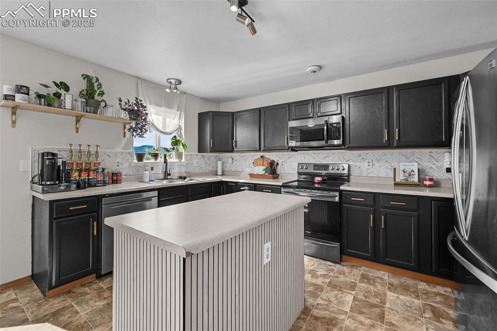 Image 7 of 31: Kitchen