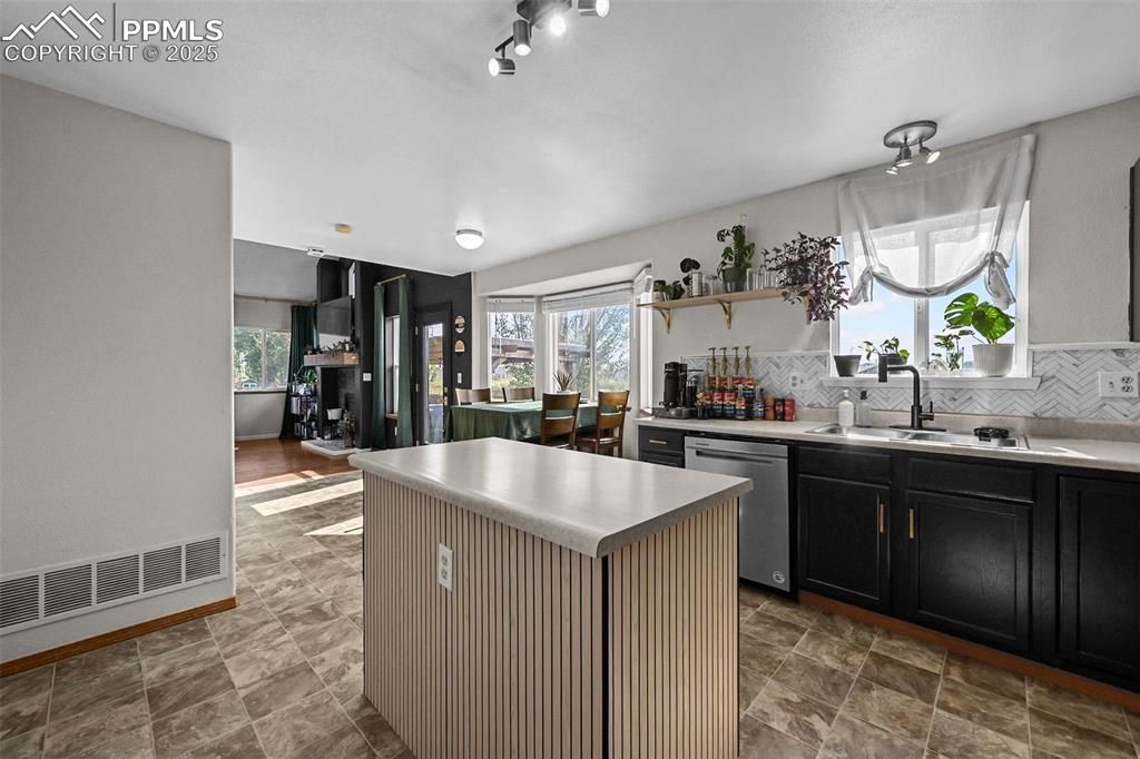 Image 9 of 31: Kitchen