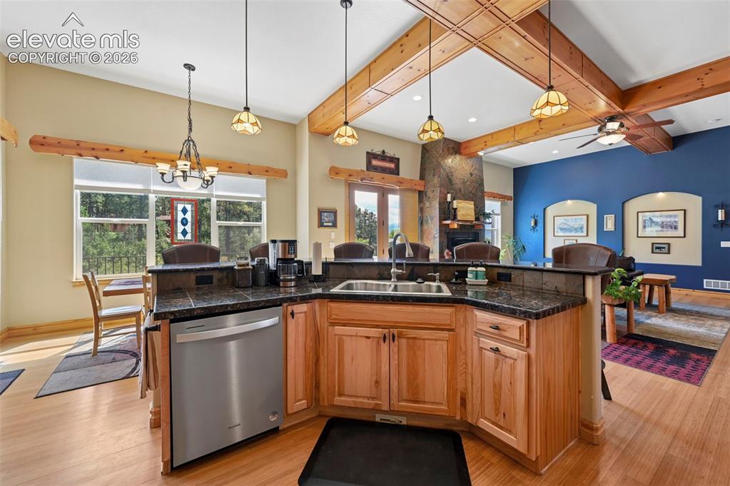 Image 11 of 48: Ample cabinetry and counter space