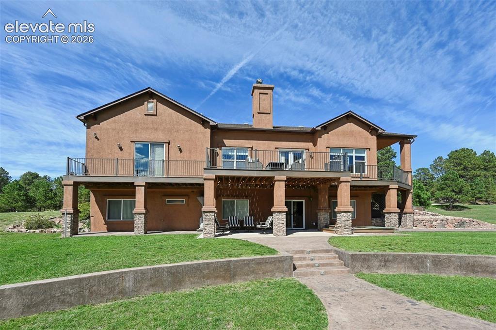 Image 4 of 48: Exterior view of back of house