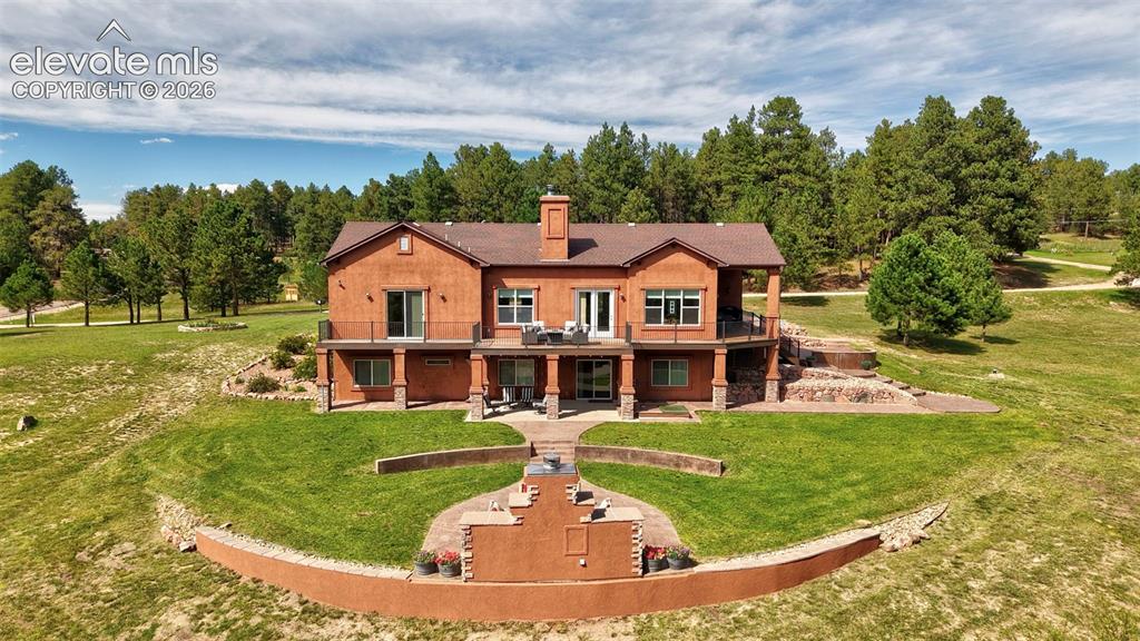 Image 5 of 48: Outdoor living at its best!