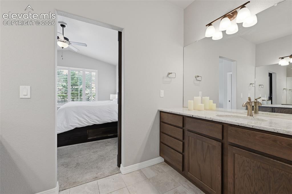 Image 18 of 33: So much counter space!