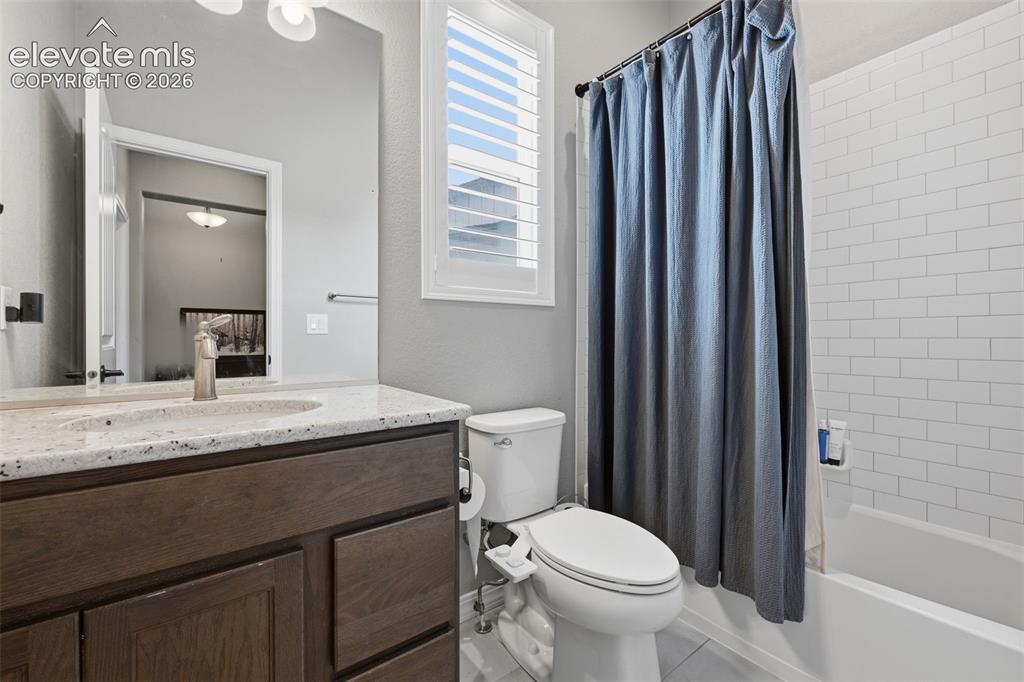 Image 22 of 33: Main level full bath with upgraded granite counters!