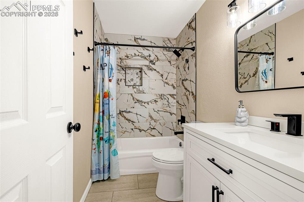 Image 21 of 44: Bathroom