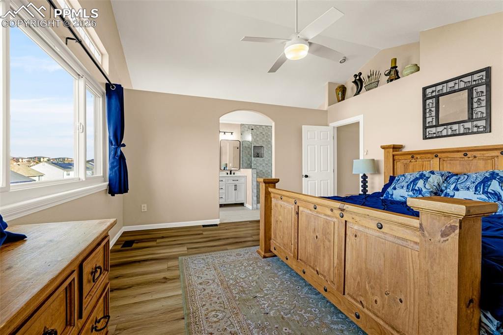 Image 23 of 44: Bedroom