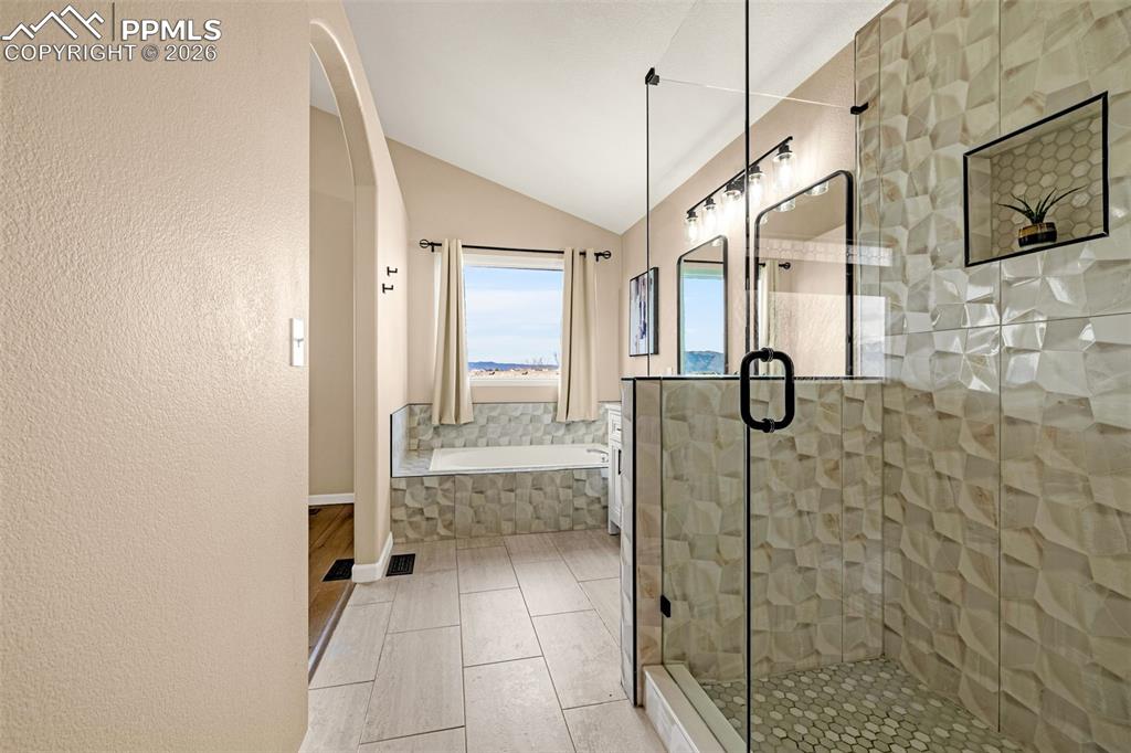 Image 26 of 44: Bathroom