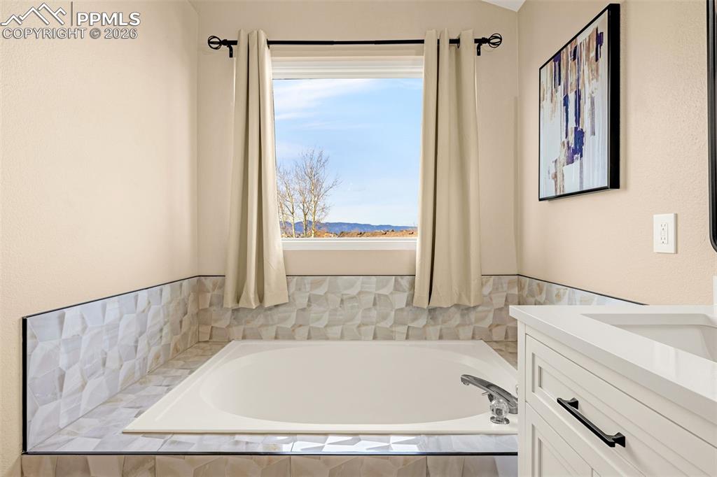 Image 28 of 44: Bathroom