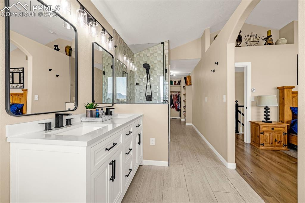 Image 29 of 44: Bathroom