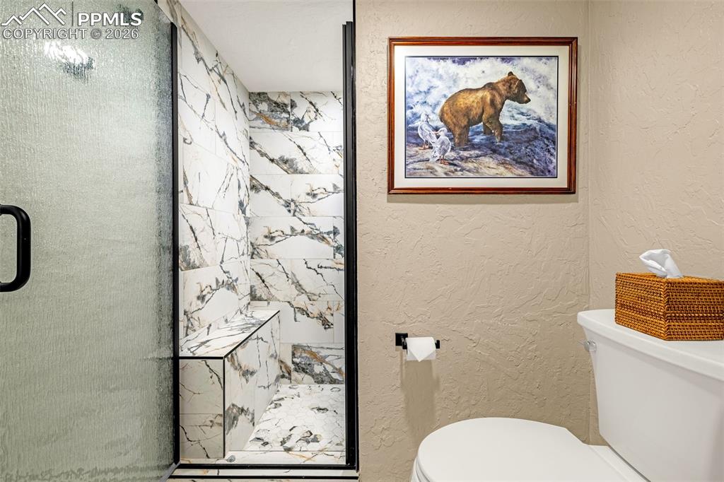 Image 36 of 44: Bathroom