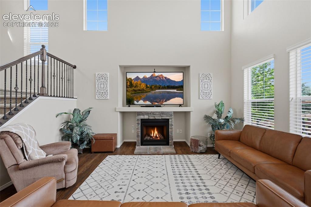 Image 14 of 40: Living Room