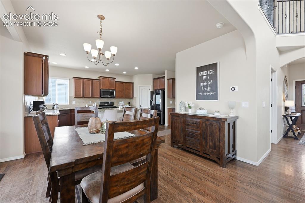 Image 16 of 40: Dining Area