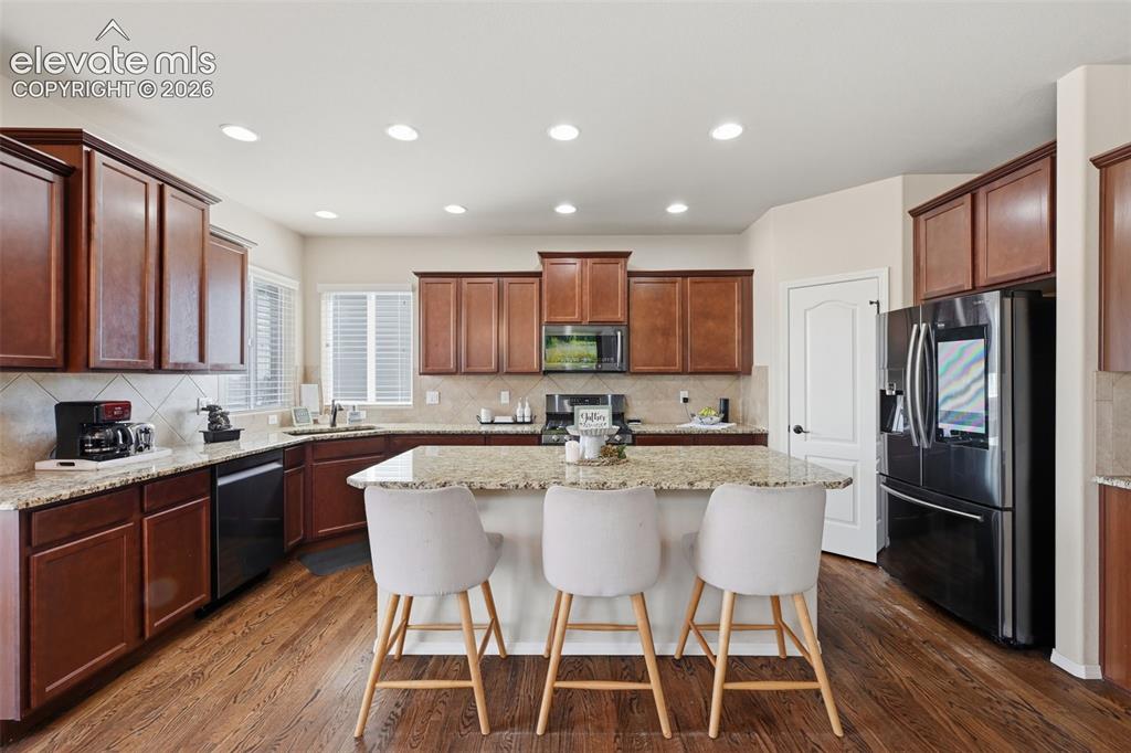Image 17 of 40: Kitchen