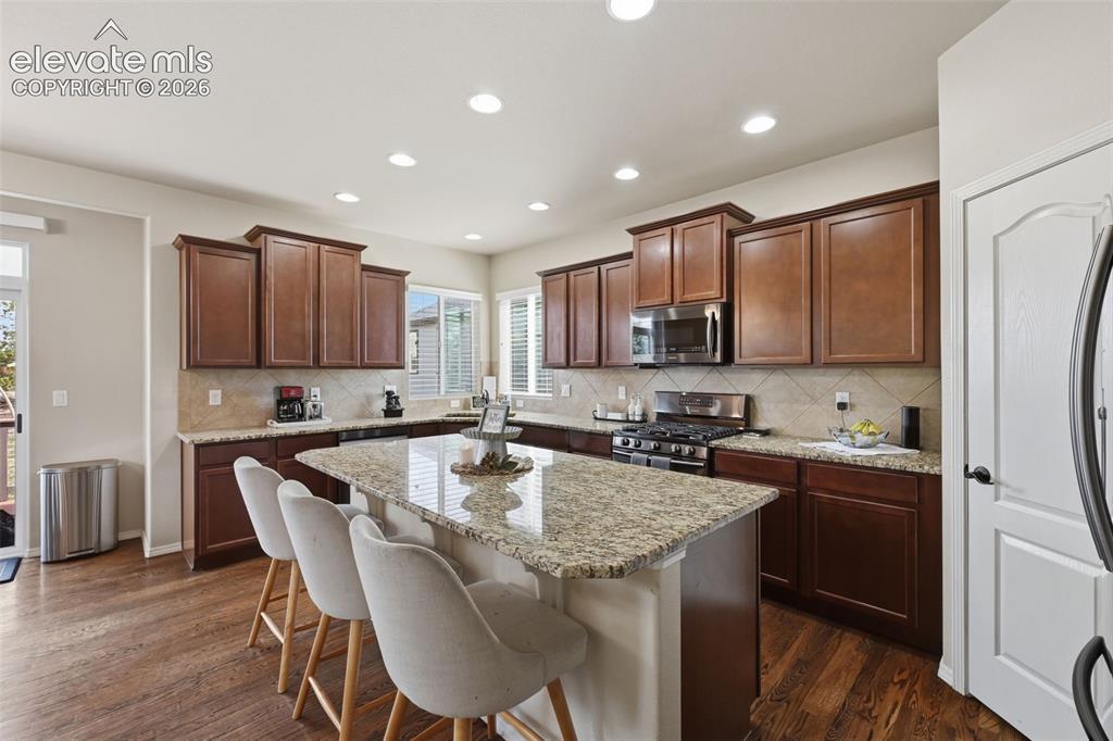 Image 18 of 40: Kitchen