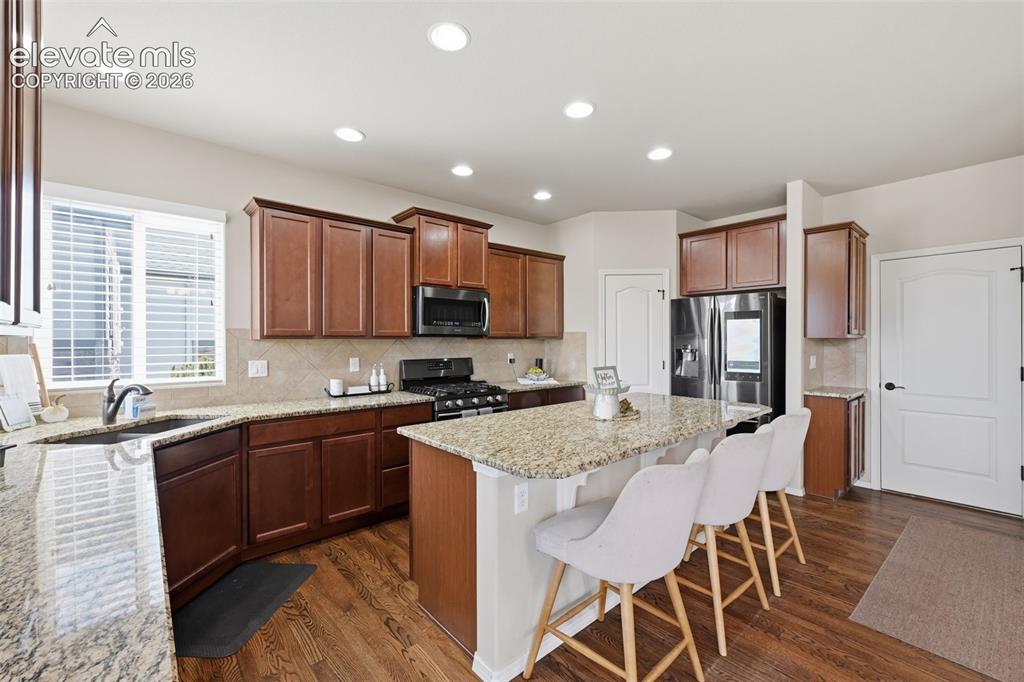 Image 19 of 40: Kitchen