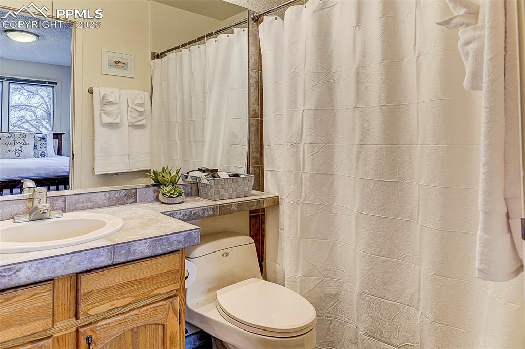 Image 30 of 41: Ensuite bathroom