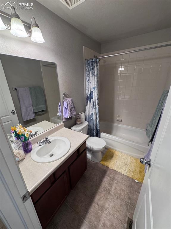 Image 24 of 31: Full 2nd Bathroom on Upper Level