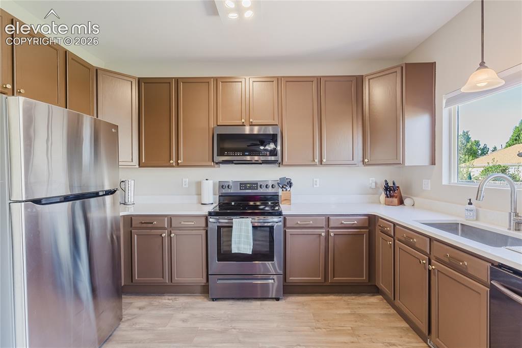 Image 14 of 48: Kitchen