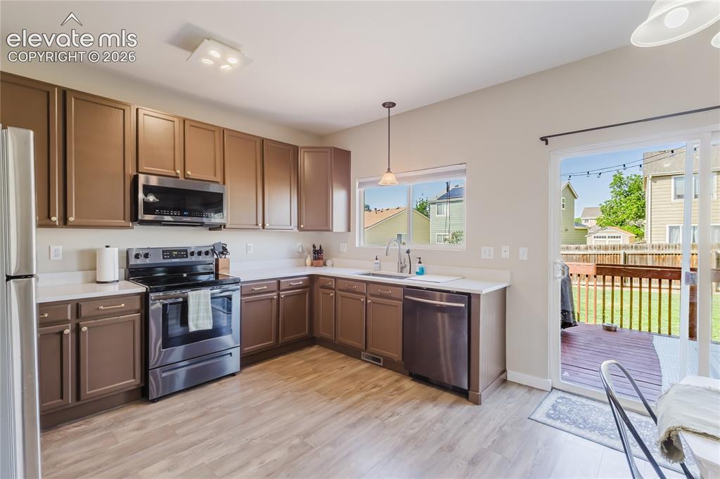 Image 16 of 48: Kitchen