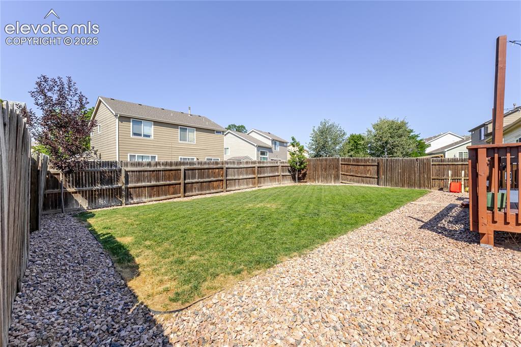 Image 44 of 48: Yard