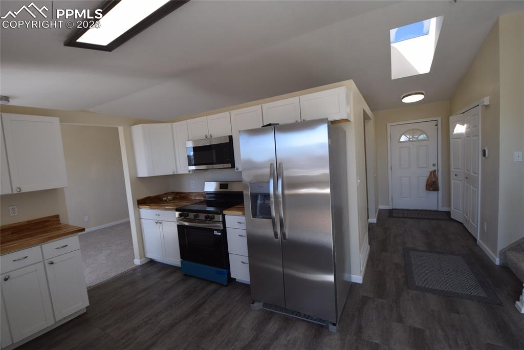 Image 15 of 47: Kitchen