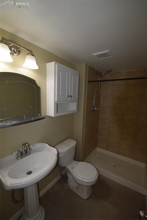 Image 34 of 47: Bathroom