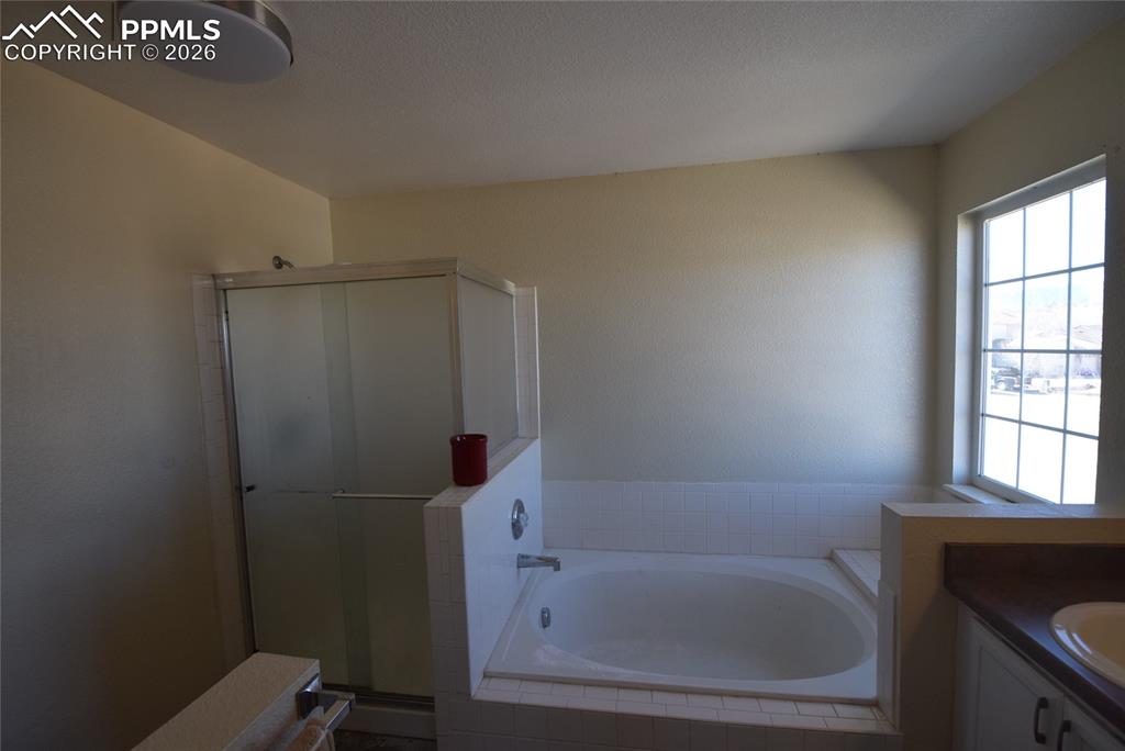 Image 41 of 47: Bathroom