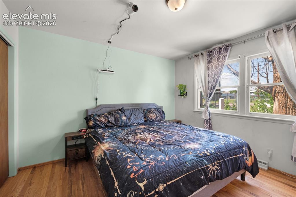 Image 11 of 25: Bedroom