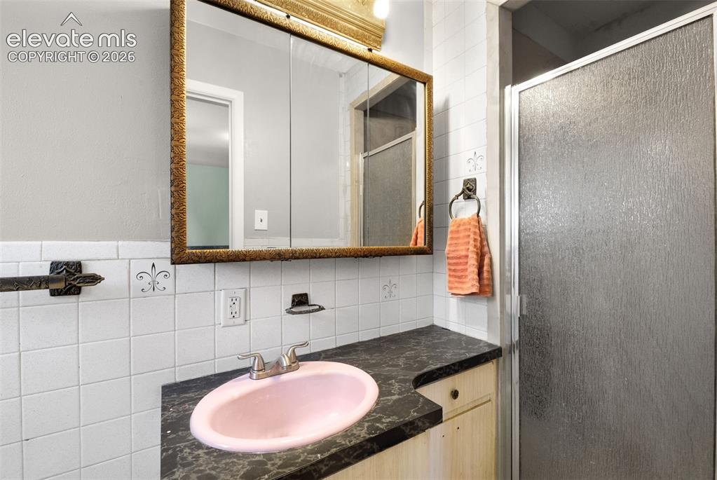 Image 13 of 25: Bathroom