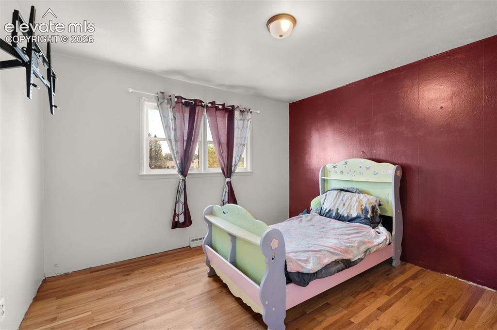 Image 14 of 25: Bedroom