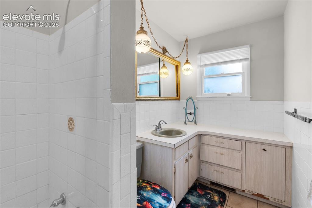 Image 15 of 25: Bathroom