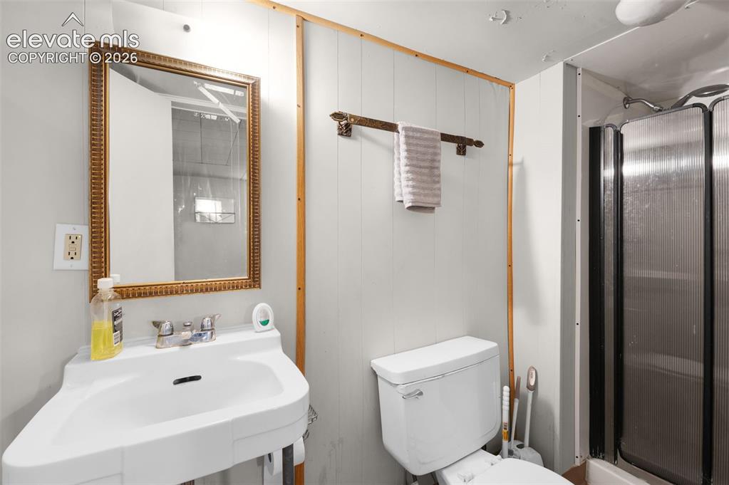 Image 22 of 25: Bathroom