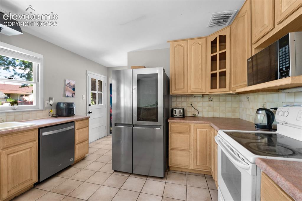 Image 6 of 25: Kitchen