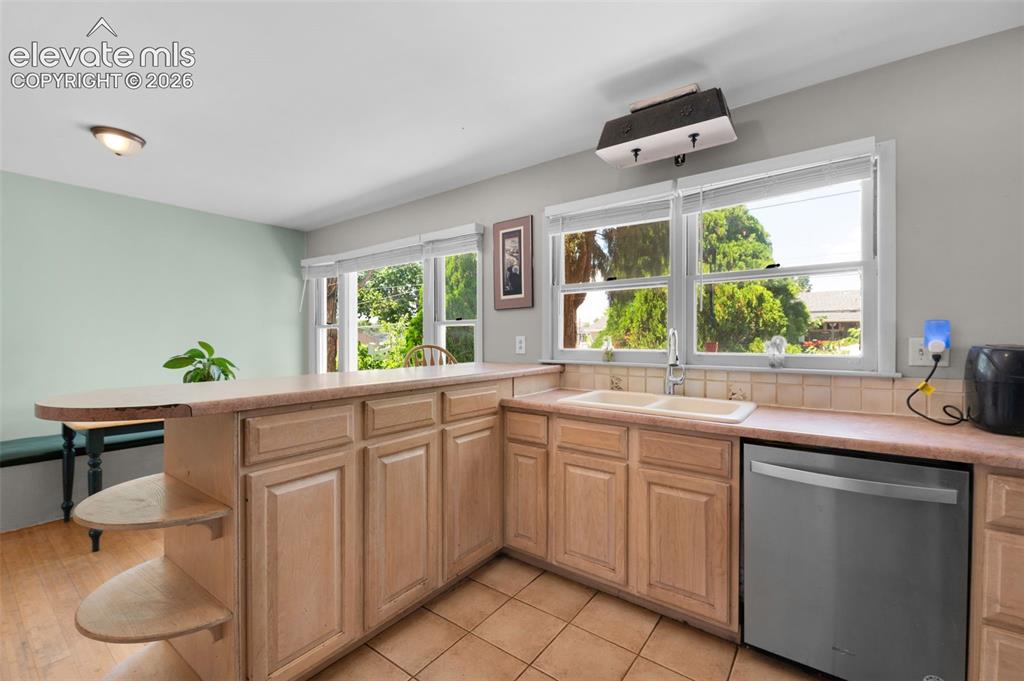 Image 7 of 25: Kitchen