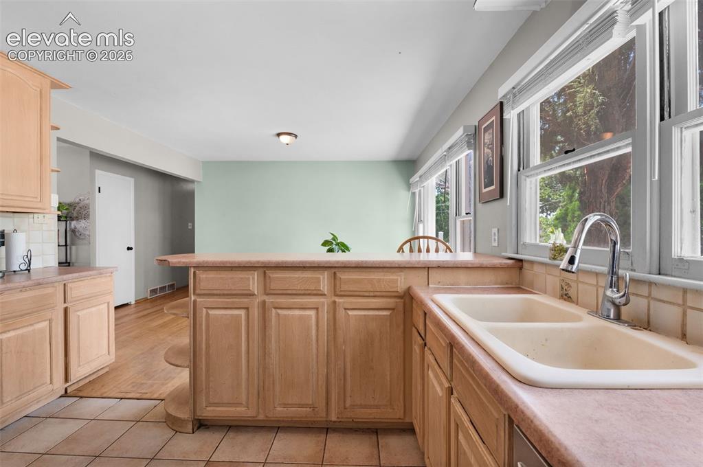 Image 8 of 25: Kitchen