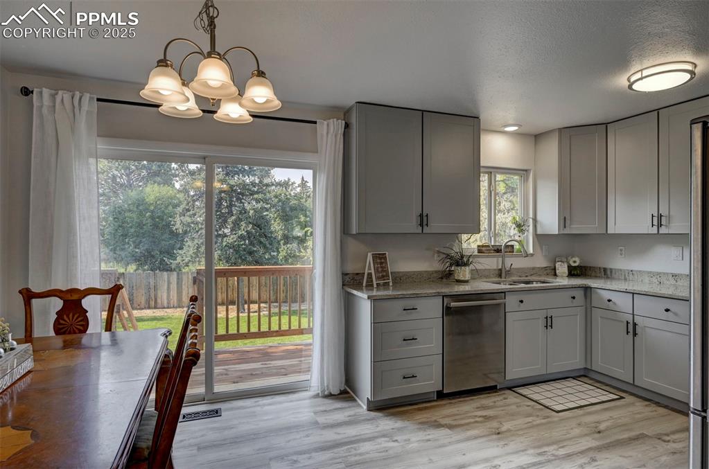 Image 14 of 49: Kitchen