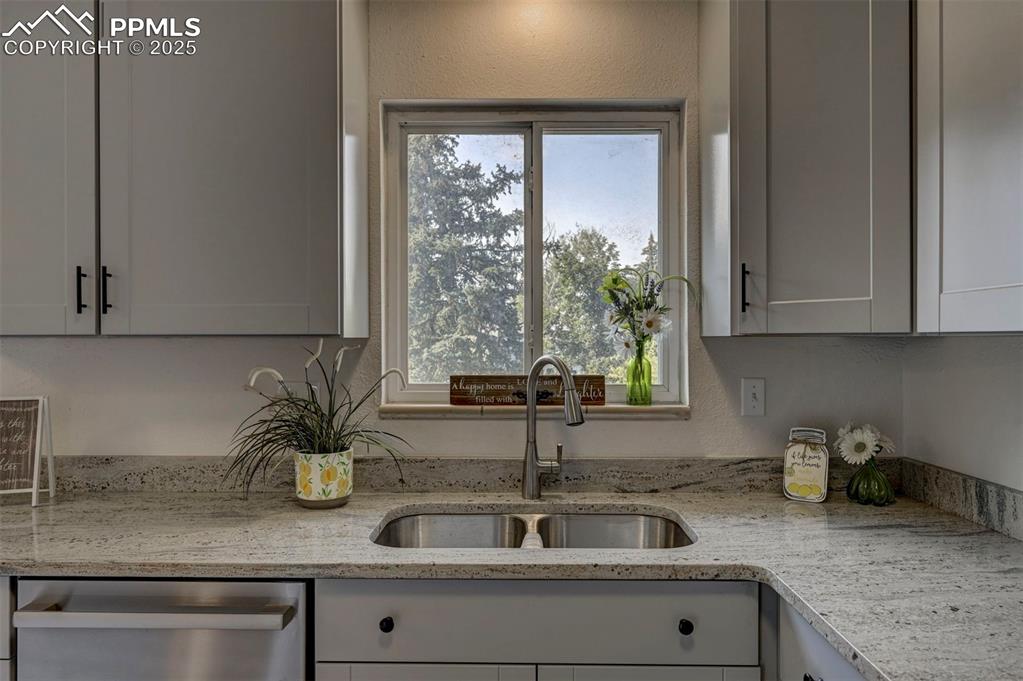 Image 18 of 49: Kitchen