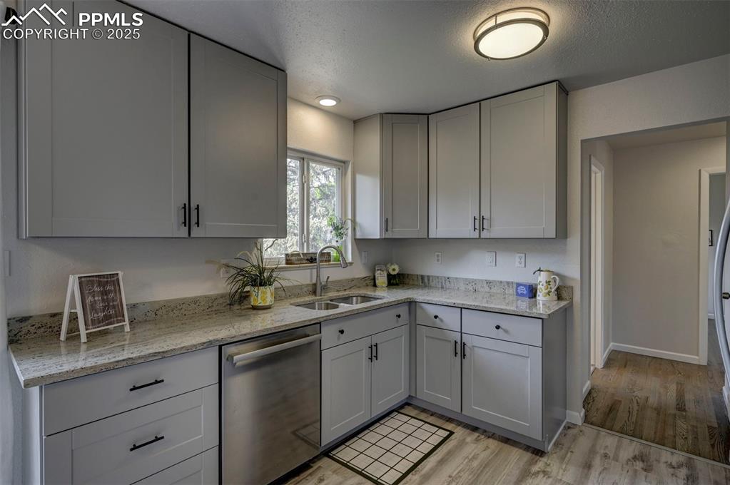 Image 19 of 49: Kitchen