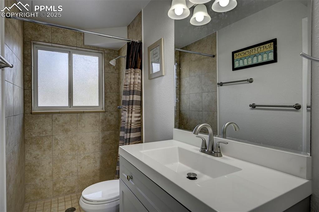 Image 36 of 49: Bathroom