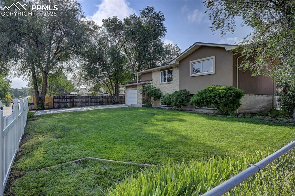 Image 6 of 49: Yard